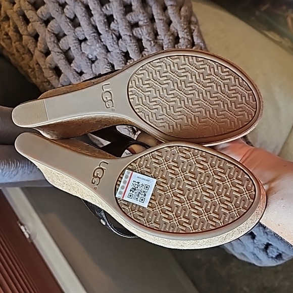 STUNNING UGGS NATASSIA PATENT CORK WEDGE THONG SANDALS - Picture 3 of 9